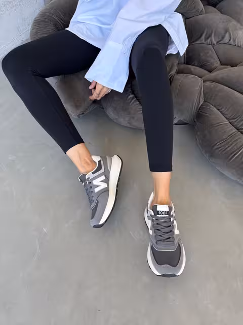 Женские кроссовки