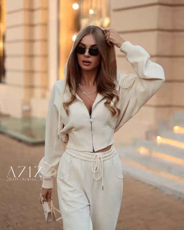 Базовые эффектные спортивные женские костюмы