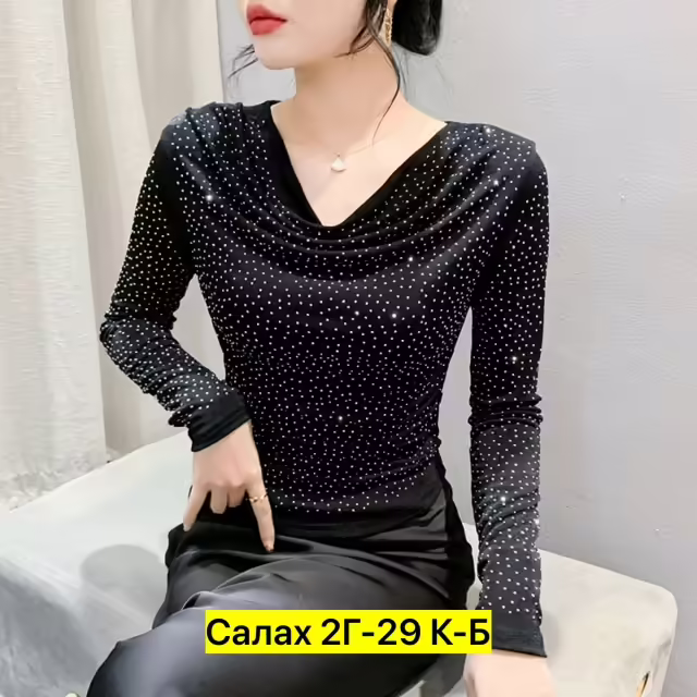 Новогодние стильные женские кофты со стразами