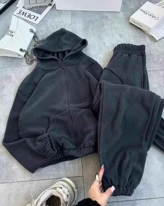 Спортивные женские костюмы