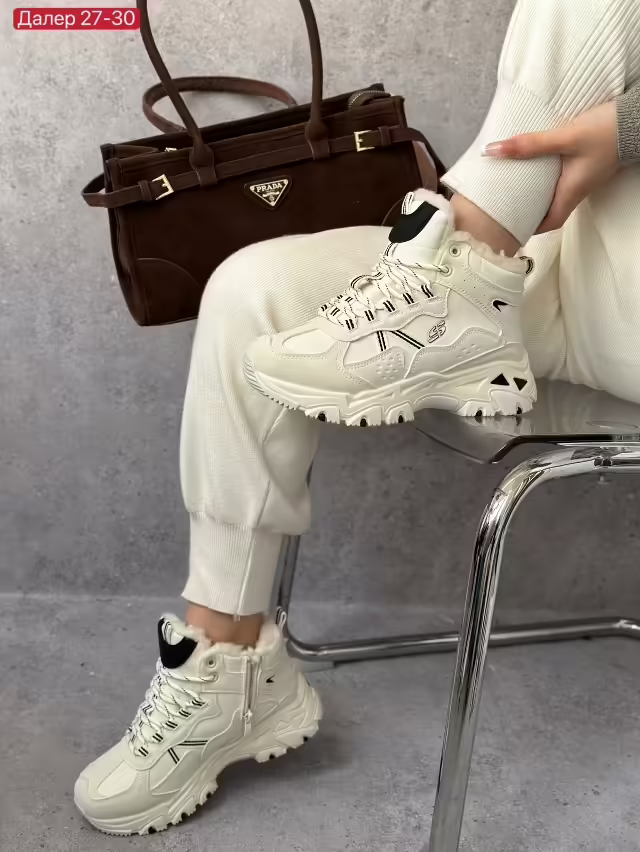 Женские кроссовки