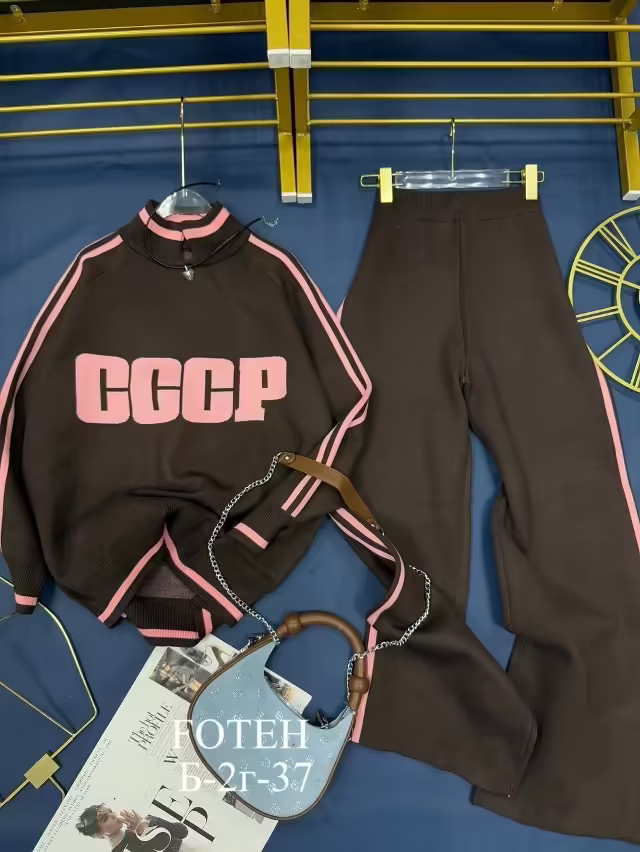 Повседневные стильные женские костюмы