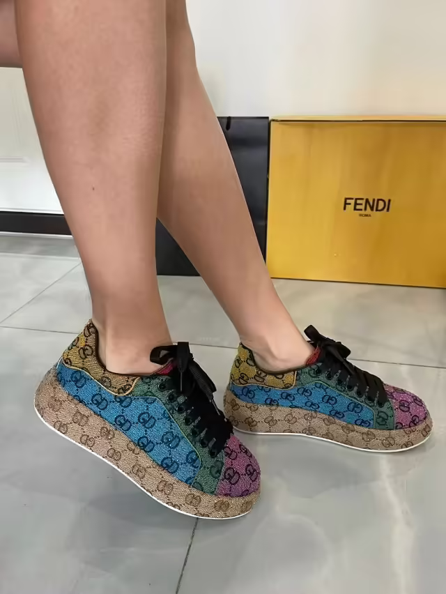 Весенние женские кроссовки