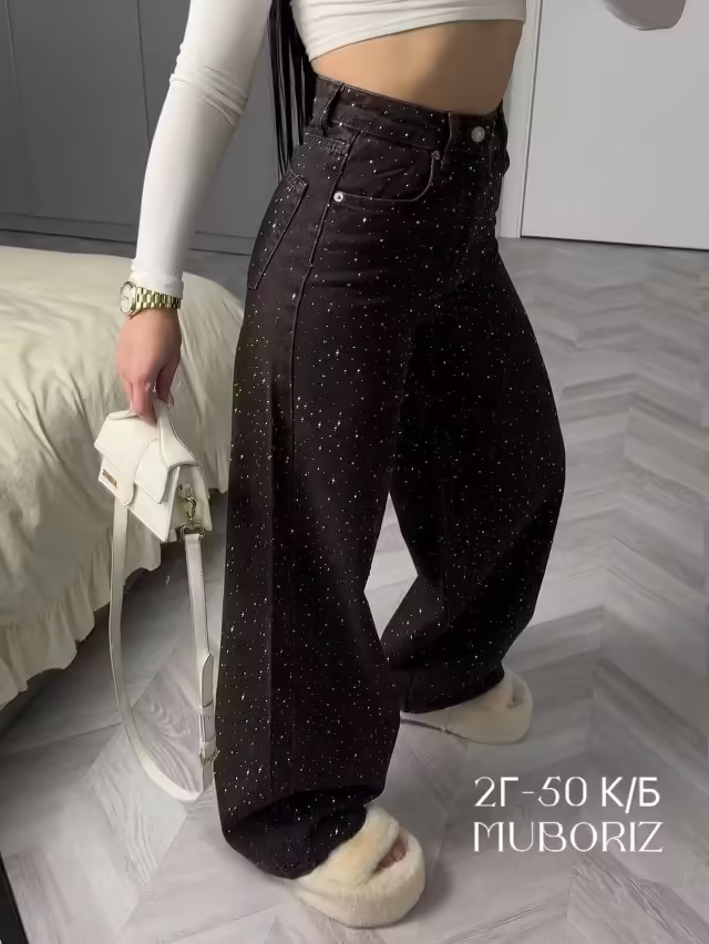 Трендовые женские джинсы со стразами
