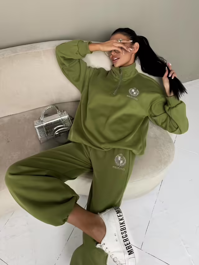 Спортивные стильные женские костюмы