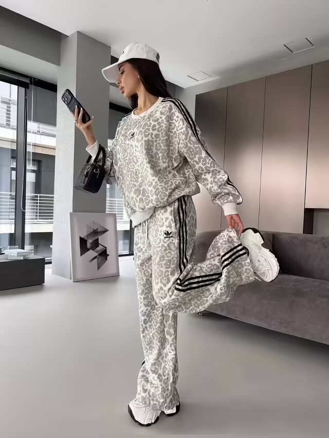 Современные спортивные стильные женские костюмы