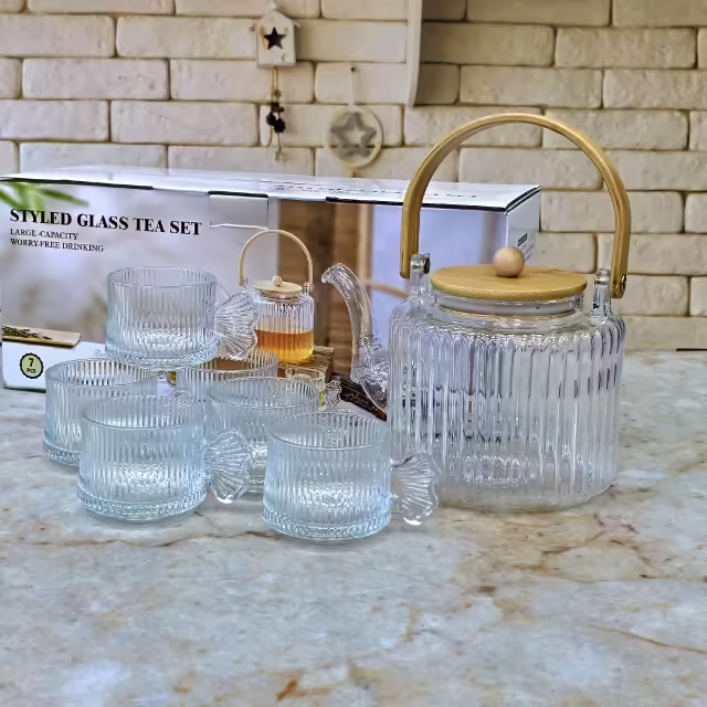 Стеклянные красивые элегантные чайники