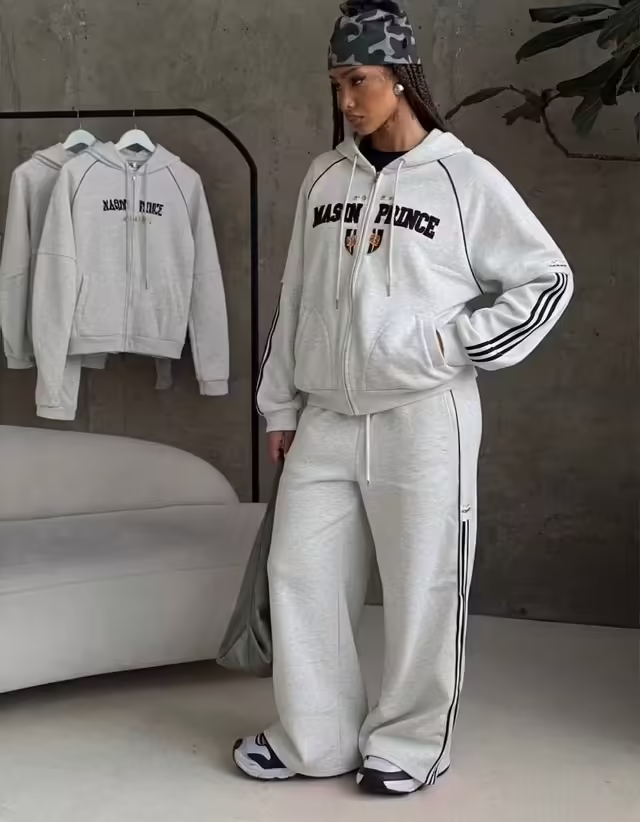 Спортивные роскошные удобные стильные женские костюмы на каждый день