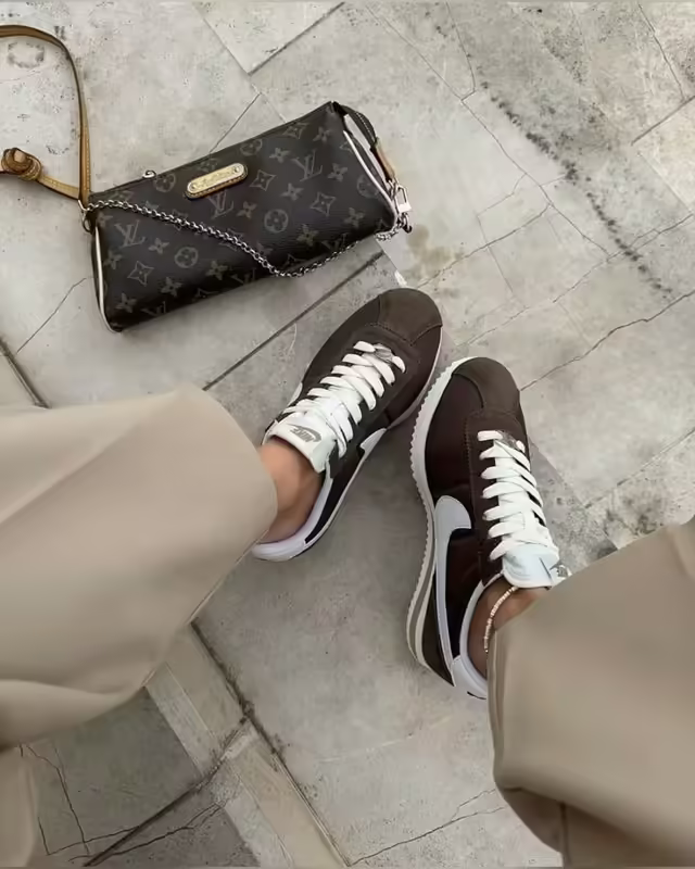 Женские кроссовки