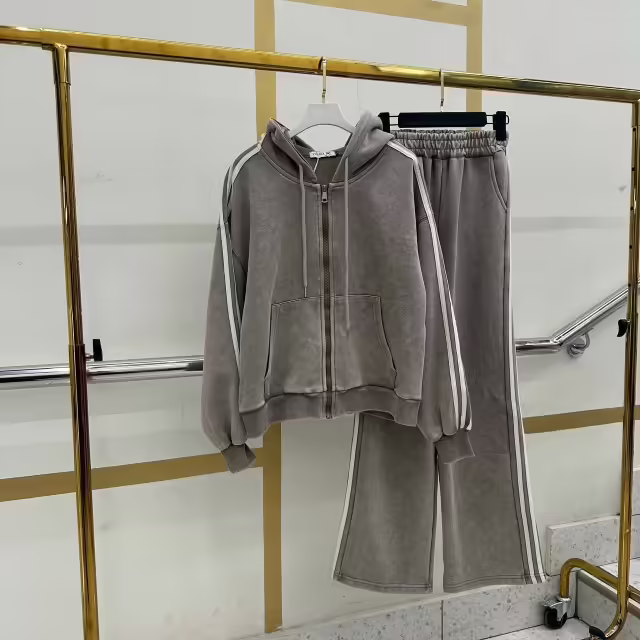 Женские костюмы с лампасами