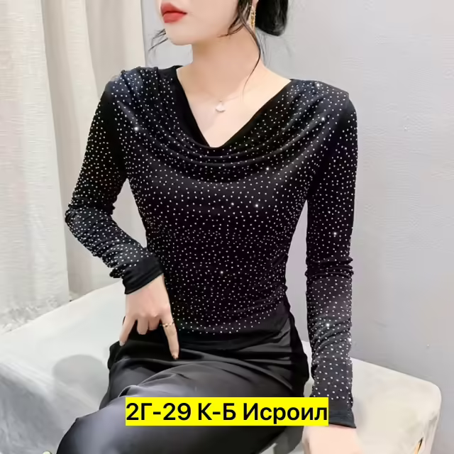 Новогодние стильные женские кофты со стразами