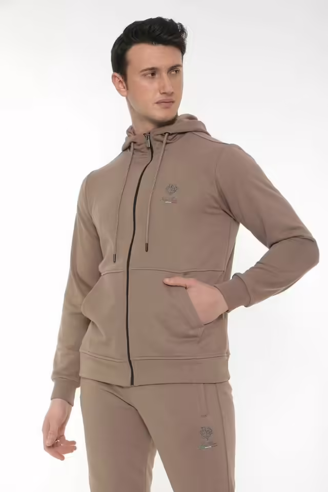 Спортивные мужские костюмы