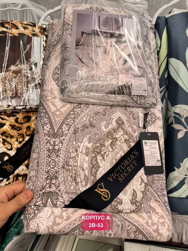 Постельное бельё в подарочной упаковке victorias secr@t с готовым одеялом. фото 3