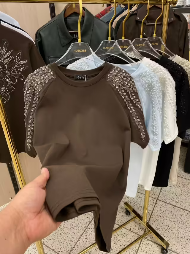 Трендовые модные женские футболки