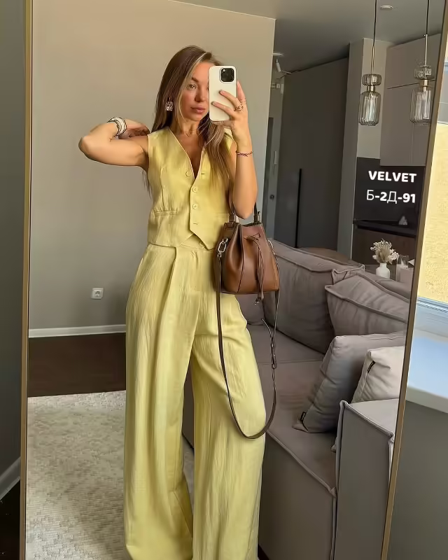 Стильные женские костюмы