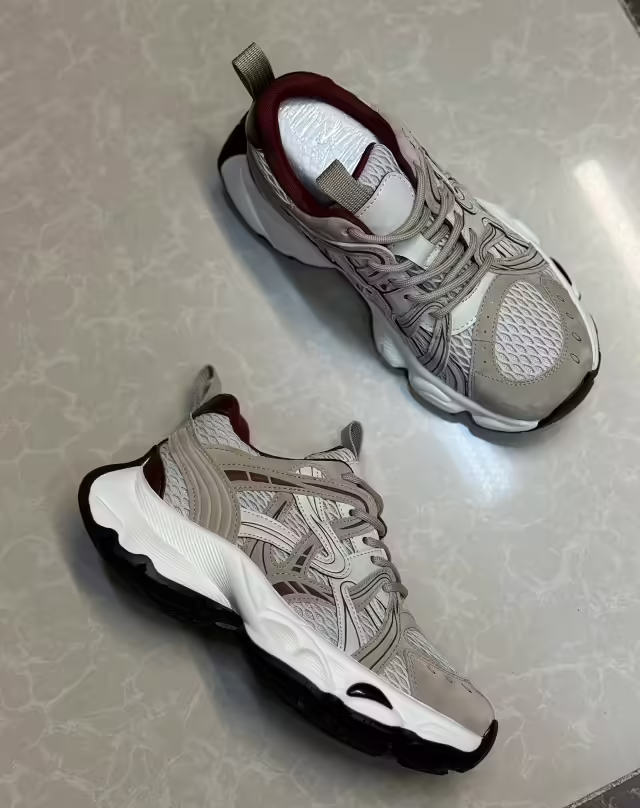 Женские кроссовки