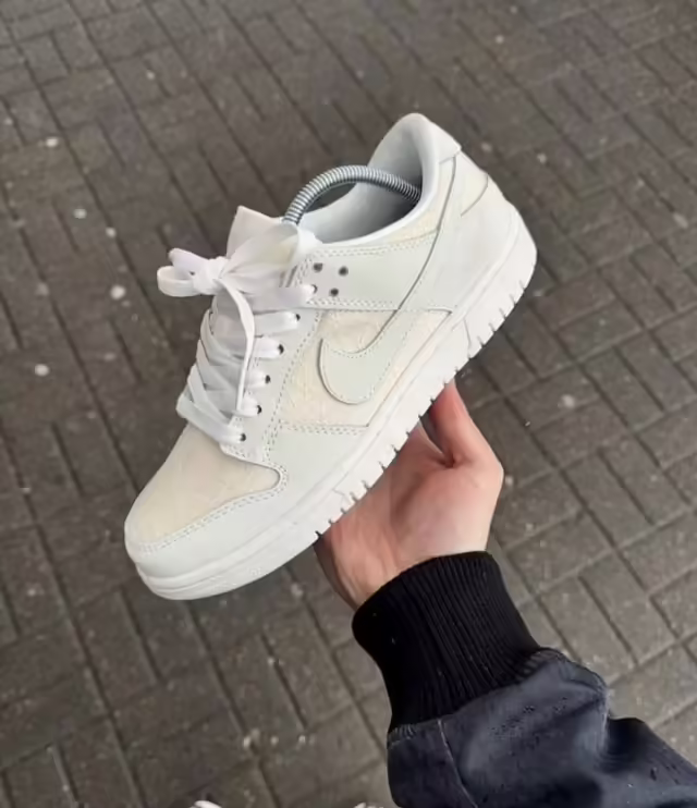 Женские кроссовки