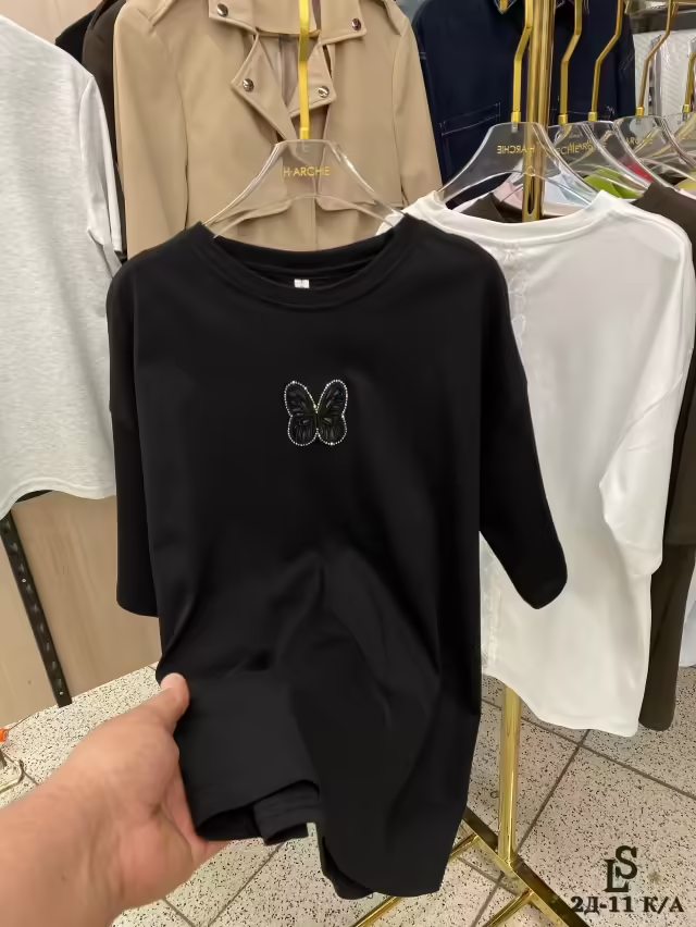 Трендовые модные женские футболки
