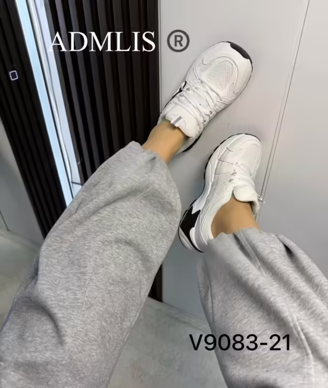 Женские кроссовки