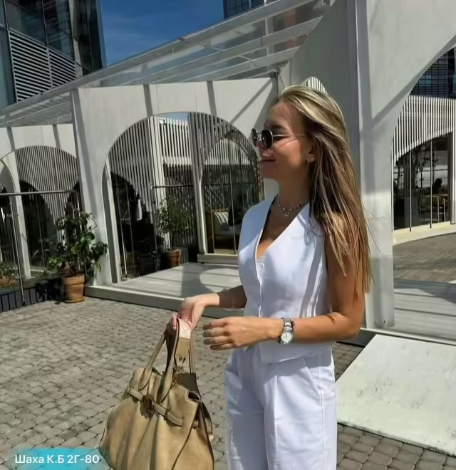 Модные стильные женские костюмы