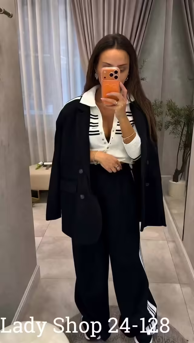 Спортивные стильные женские костюмы