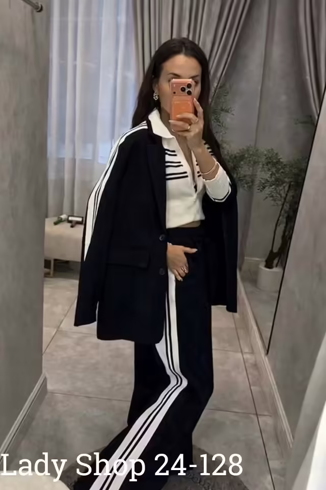 Спортивные стильные женские костюмы. фото 2