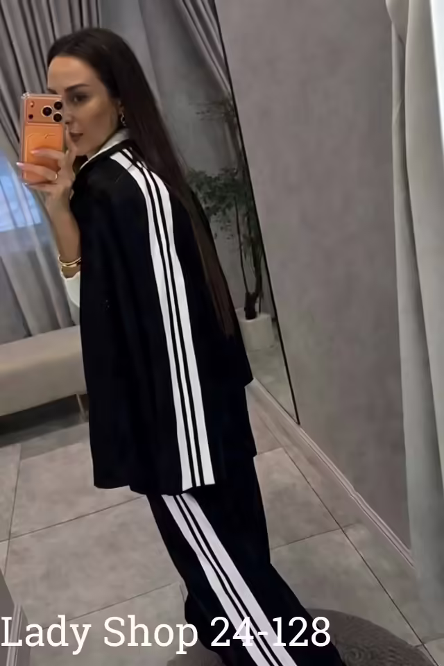 Спортивные стильные женские костюмы. фото 3