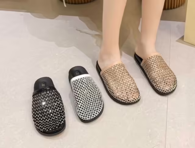 Модные женские тапочки