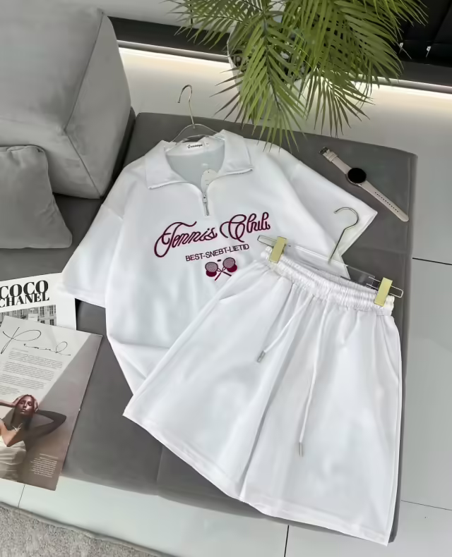 Стильные женские костюмы