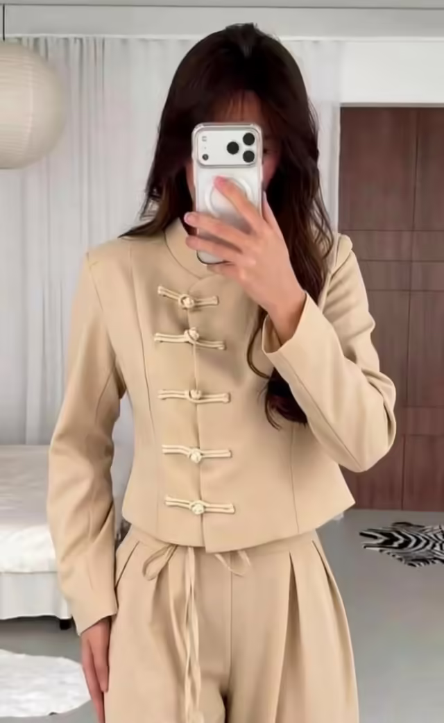 Элегантные женские костюмы