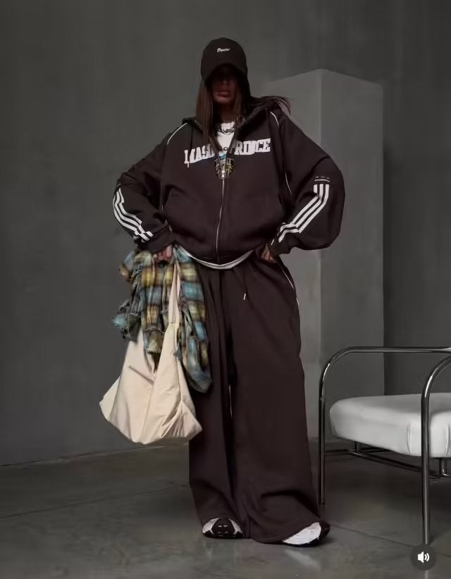 Спортивные удобные женские костюмы