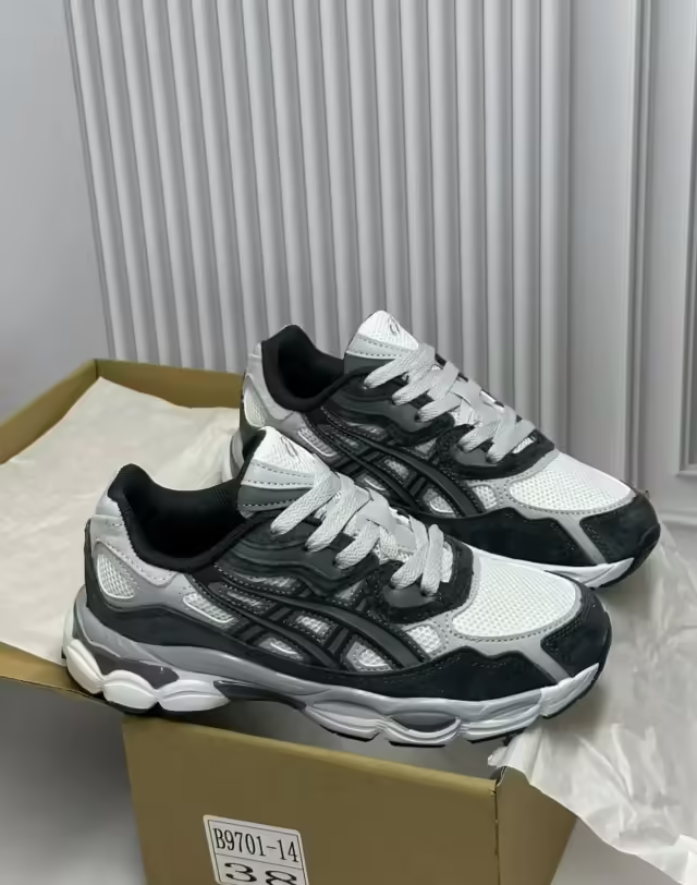 Женские кроссовки