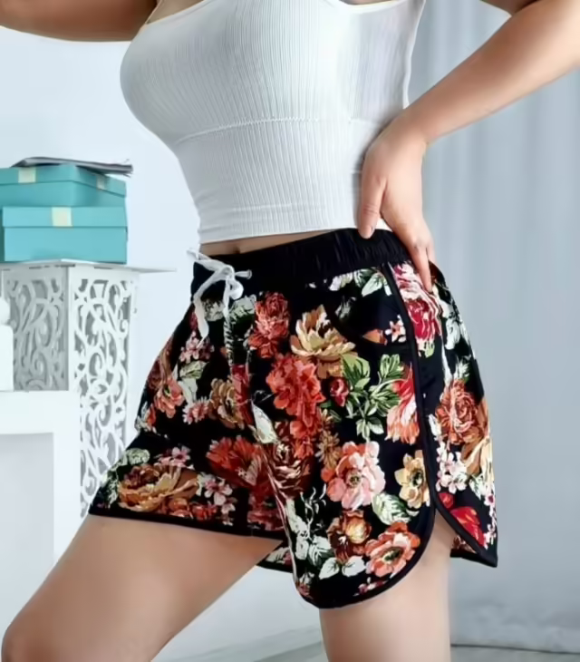 Яркие женские шорты