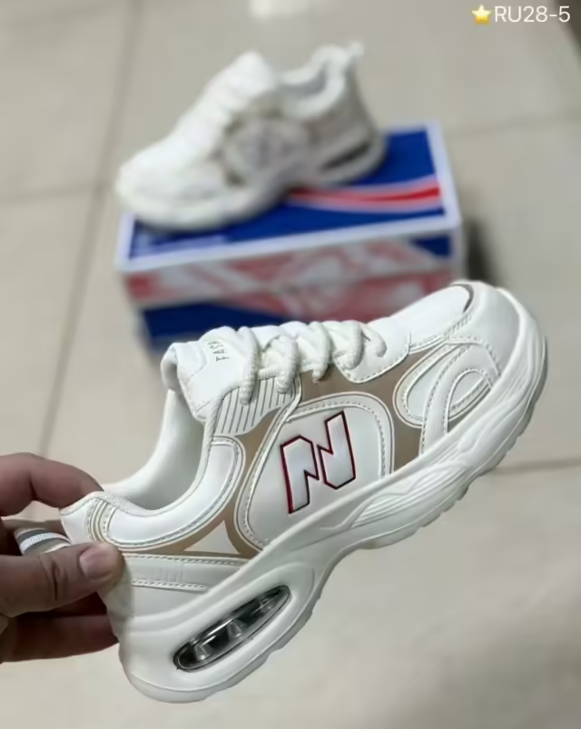 Женские кроссовки