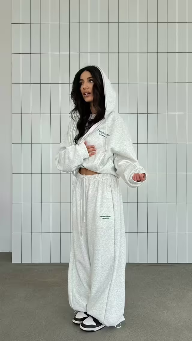 Спортивные роскошные удобные стильные женские костюмы на каждый день. фото 3