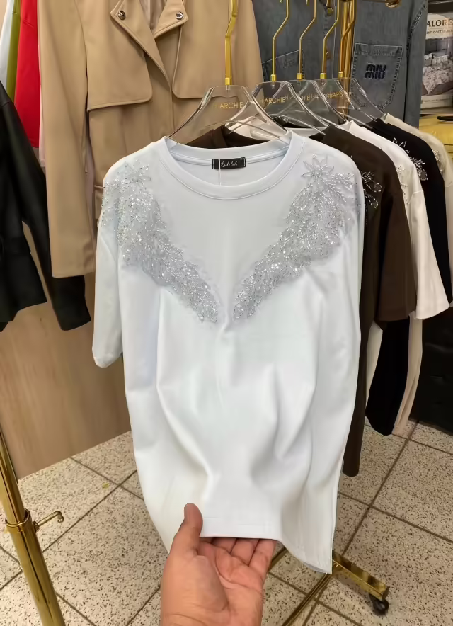 Трендовые модные женские футболки