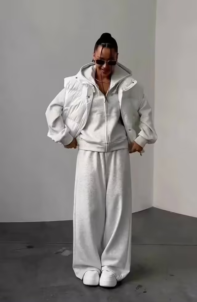 Спортивные стильные женские костюмы