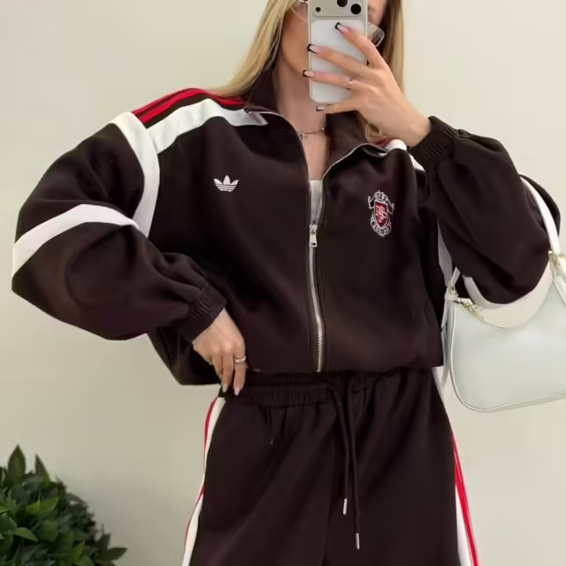 Спортивные женские костюмы