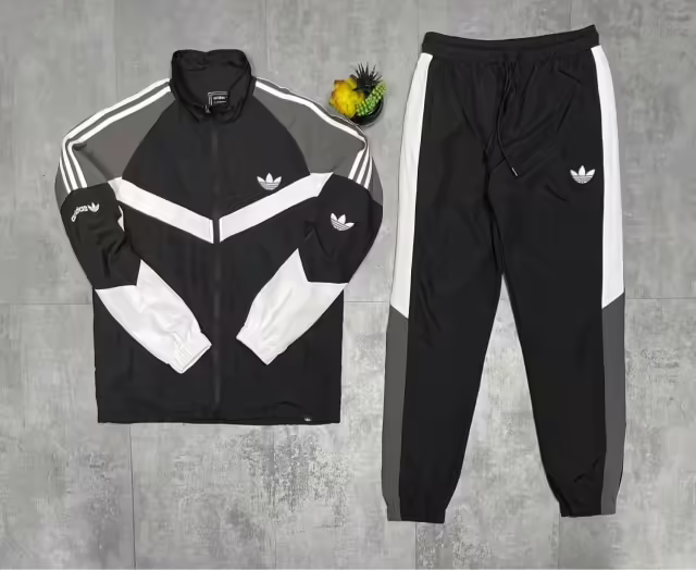 Спортивные женские костюмы