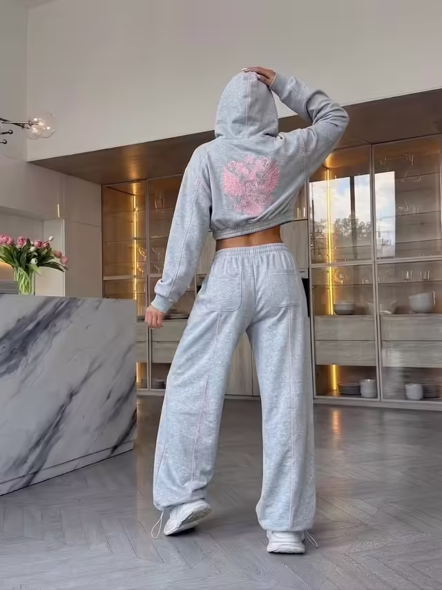 Трендовые женские костюмы