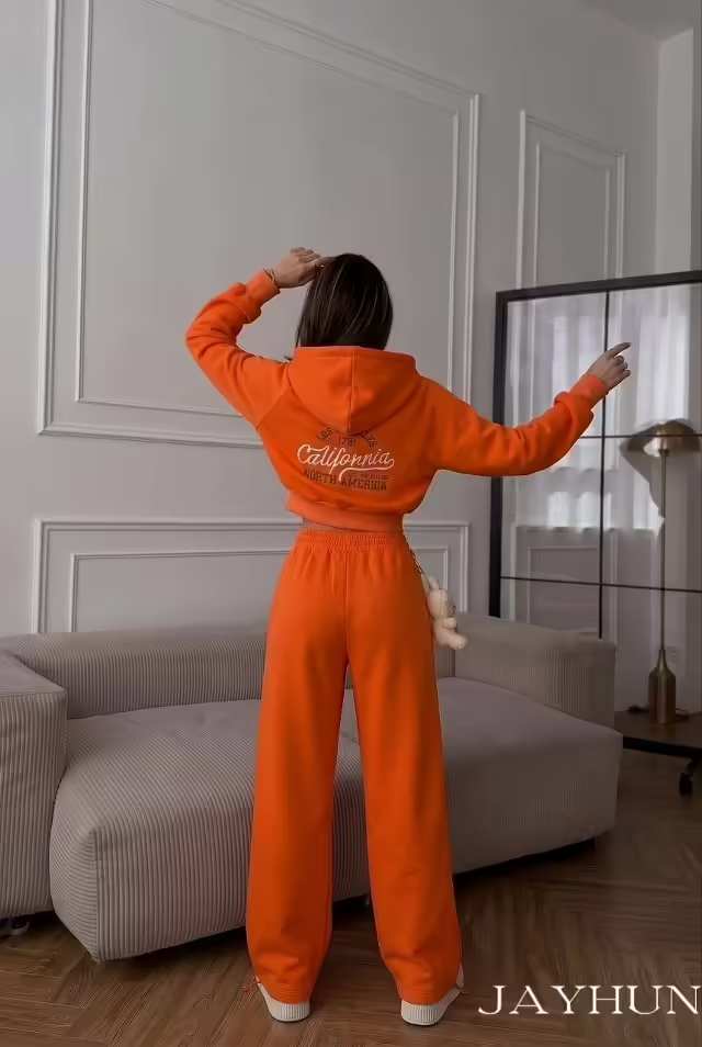 Спортивные женские костюмы на молнии. фото 2