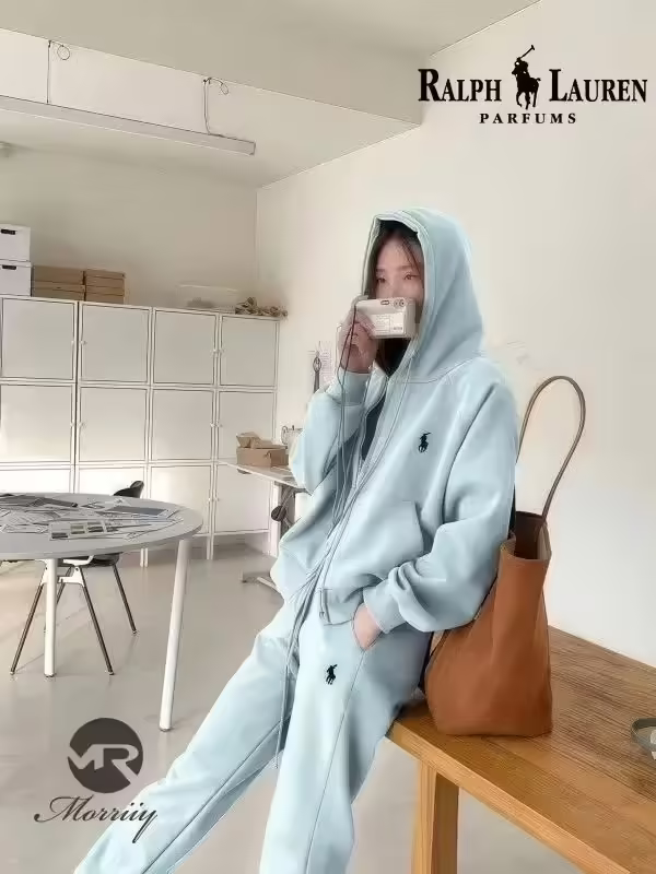 Спортивные женские костюмы