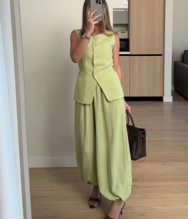 Стильные женские костюмы