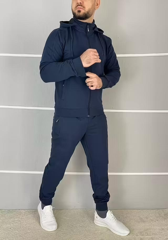 Тонкие спортивные мужские костюмы