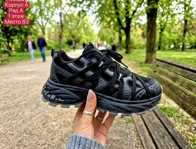 Женские кроссовки