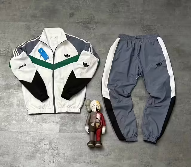 Спортивные женские костюмы