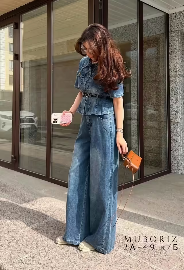 Трендовые джинсовые женские костюмы на каждый день