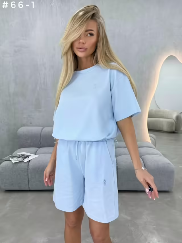 Стильные женские костюмы