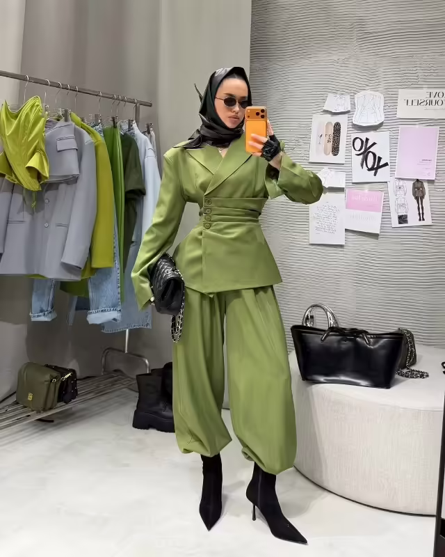 Брючные эффектные яркие женские костюмы. фото 2