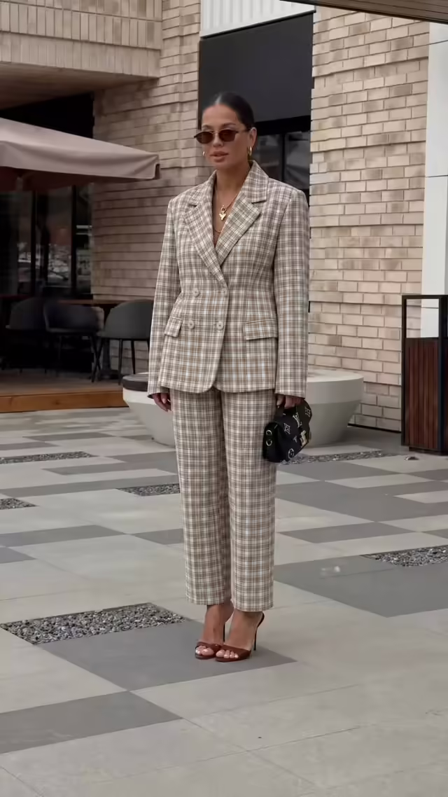 Отличные стильные женские костюмы в клетку